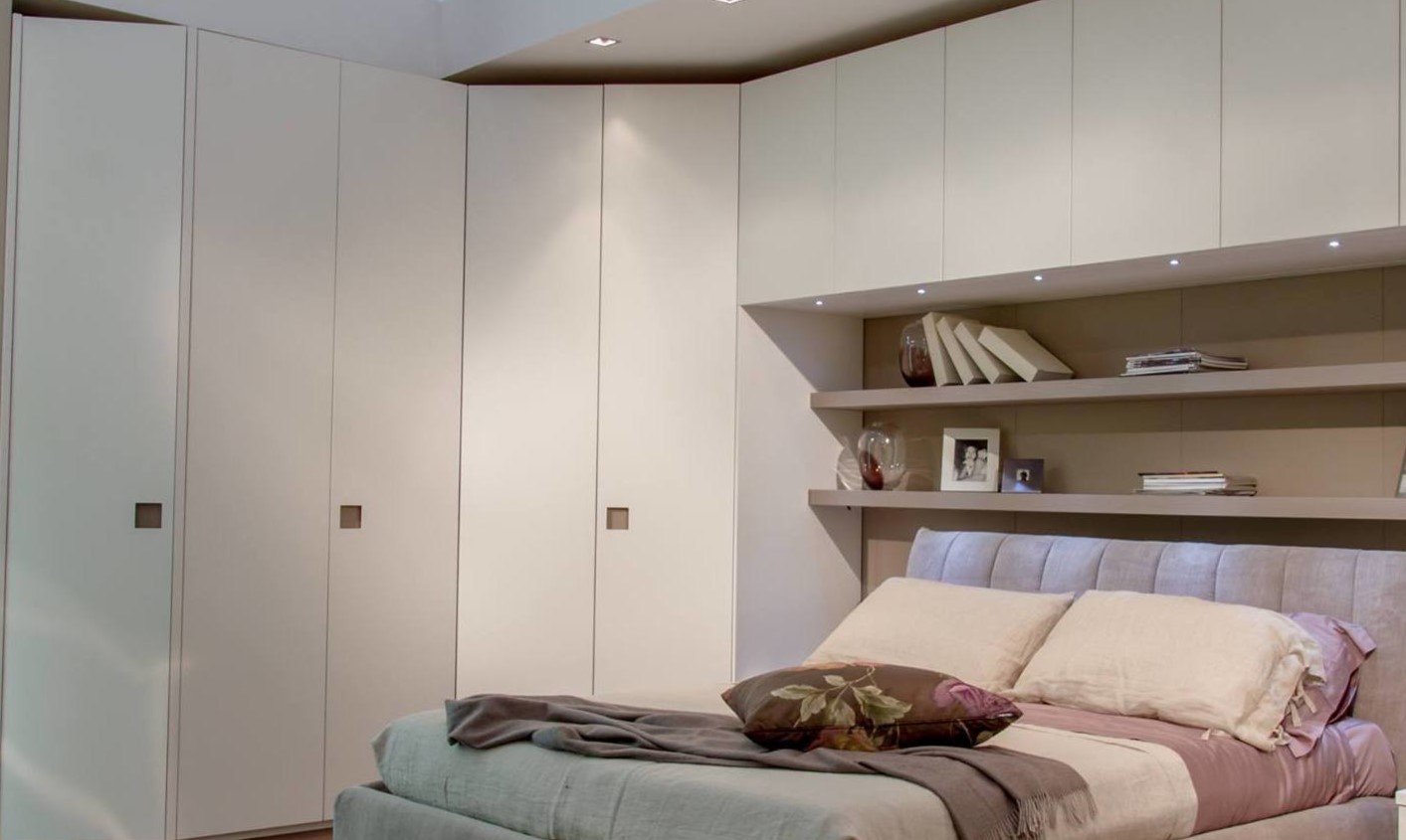 Встроенный белый шкаф можно расположить вокруг кровати в спальне