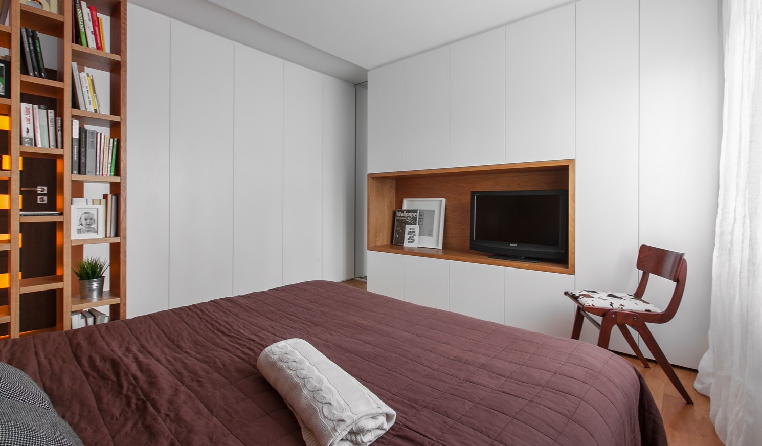 Белые шкафы идеально подходят для спальни в стиле минимализм