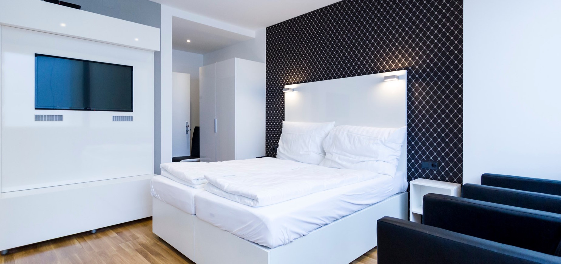 Интерьер спальни с чертами стилей хай-тек и минимализм
