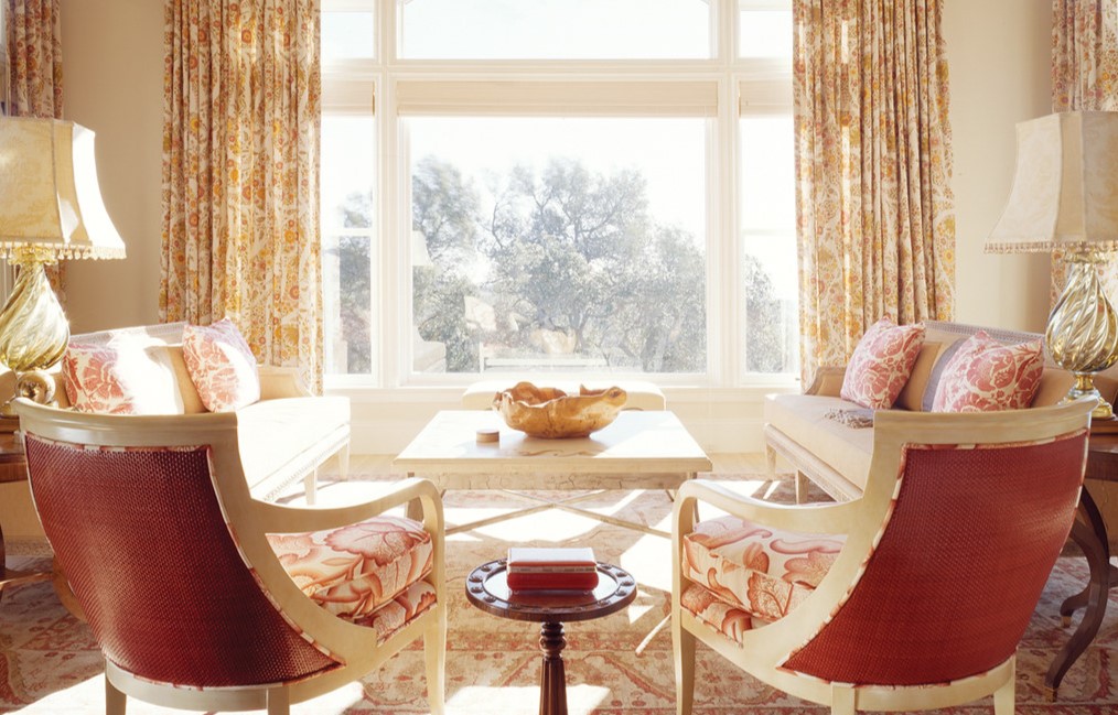 Декоративные подушки можно подобрать под цвет штор