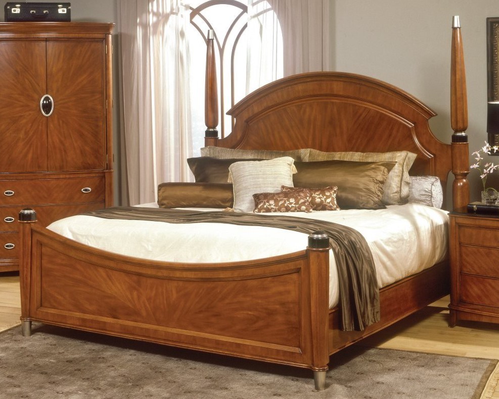 Покрывало и подушки являются стильным интерьерным декором спальни