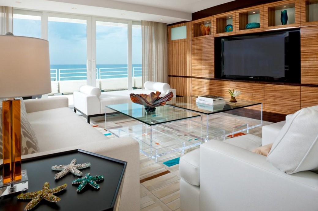 Комнату с диванами можно дополнить небольшими стеклянными столиками