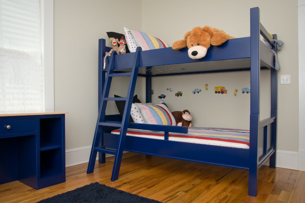 Синяя двухуровневая кровать отлично подходит под рабочий стол для детей
