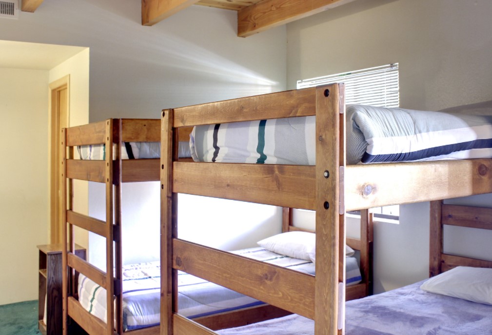 Двухуровневые кровати на два спальных места