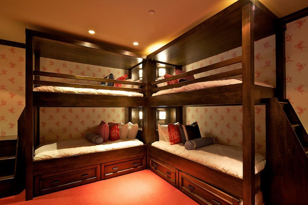 Удобные двухуровневые кровати с системами хранения для вещей внизу