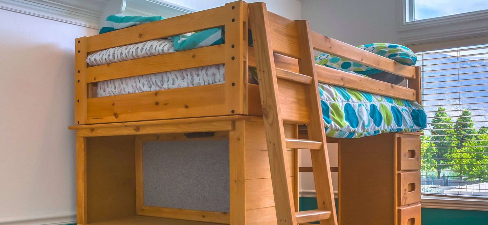 Двухъярусная кровать с нишей, в которой можно разместить декор или хранить повседневные вещи