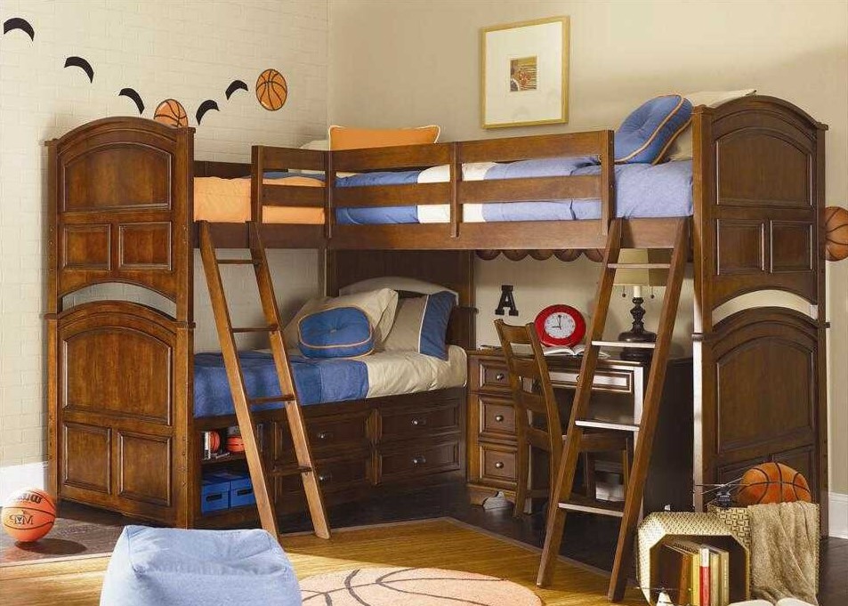 Конструкцию двухуровневой кровати можно дополнить удобным рабочим столом для детей