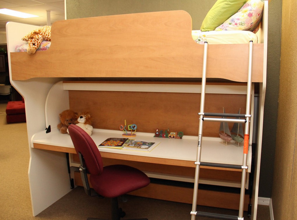 Кровать-чердак с рабочим столом для одного ребенка