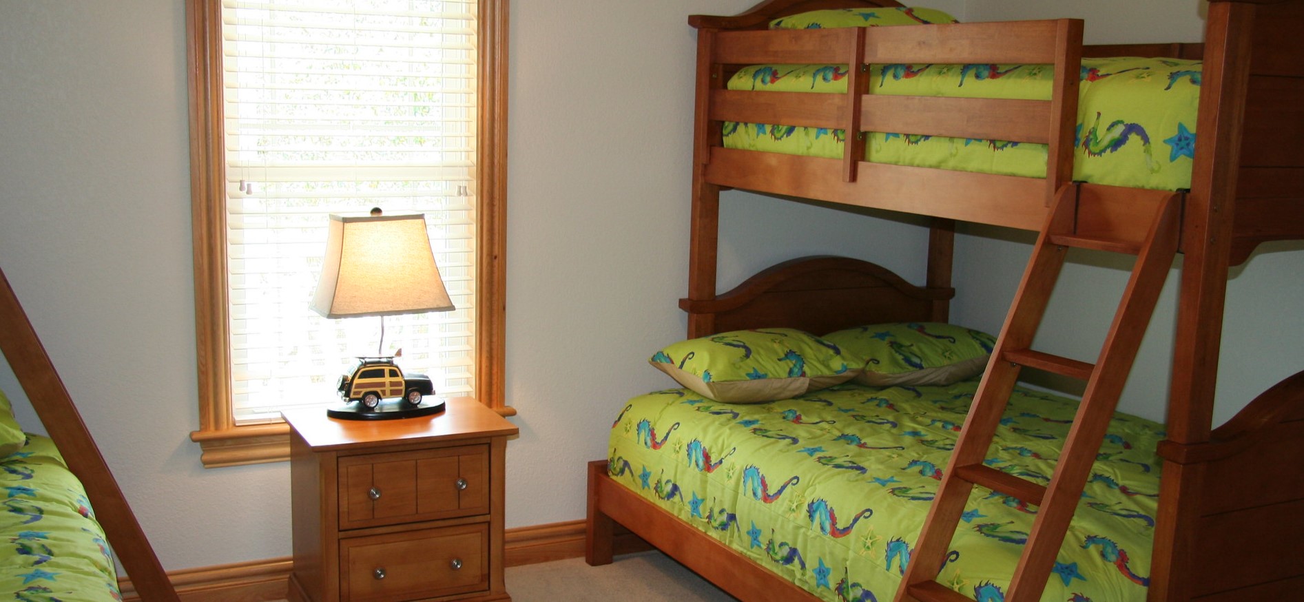 Под цвет кровати можно подобрать тумбочку и другую мебель для детской