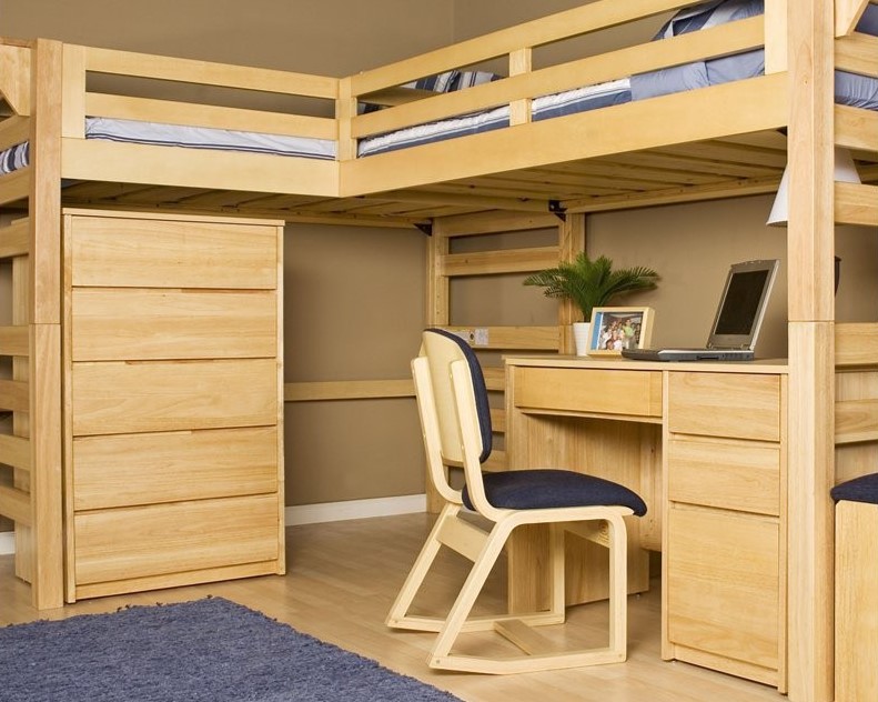 Под верхним ярусом кровати можно разместить стол и комод с выдвижными ящиками