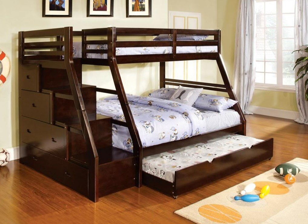 В нижнем выдвижном ящике кровати можно хранить постельное белье и пижамы