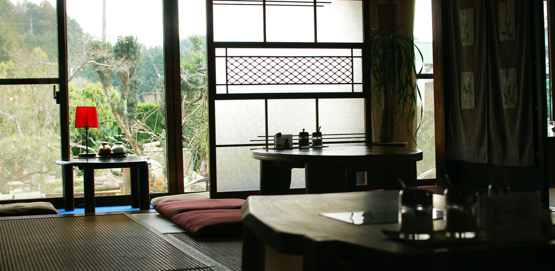 В японском стиле используются низкие столики и подушки вместо стульев