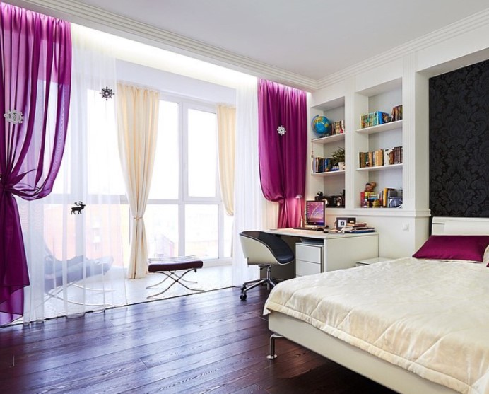 Для декора интерьера можно использовать фиолетовые шторы