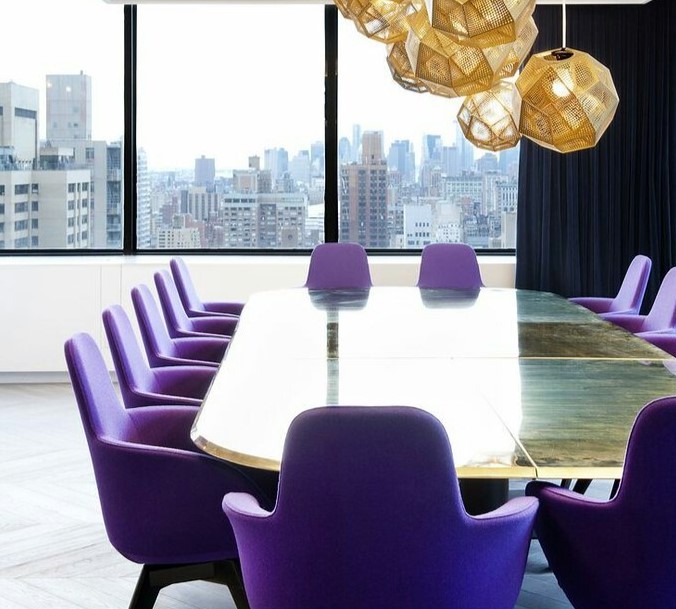 Фиолетовые стулья в интерьере столовой