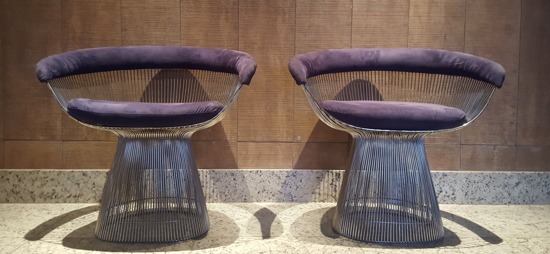 Кресла с фиолетовыми вставками можно поставить в прихожей