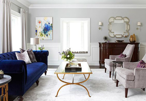 Темно-голубой диван в светлой гостиной — стильное сочетание.