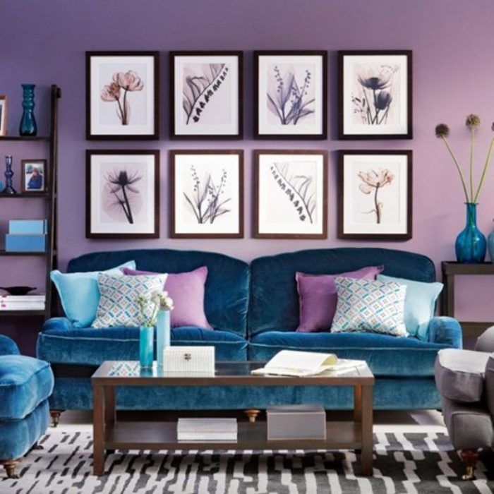 Интерьер гостиной в фиолетовых и голубых тонах.