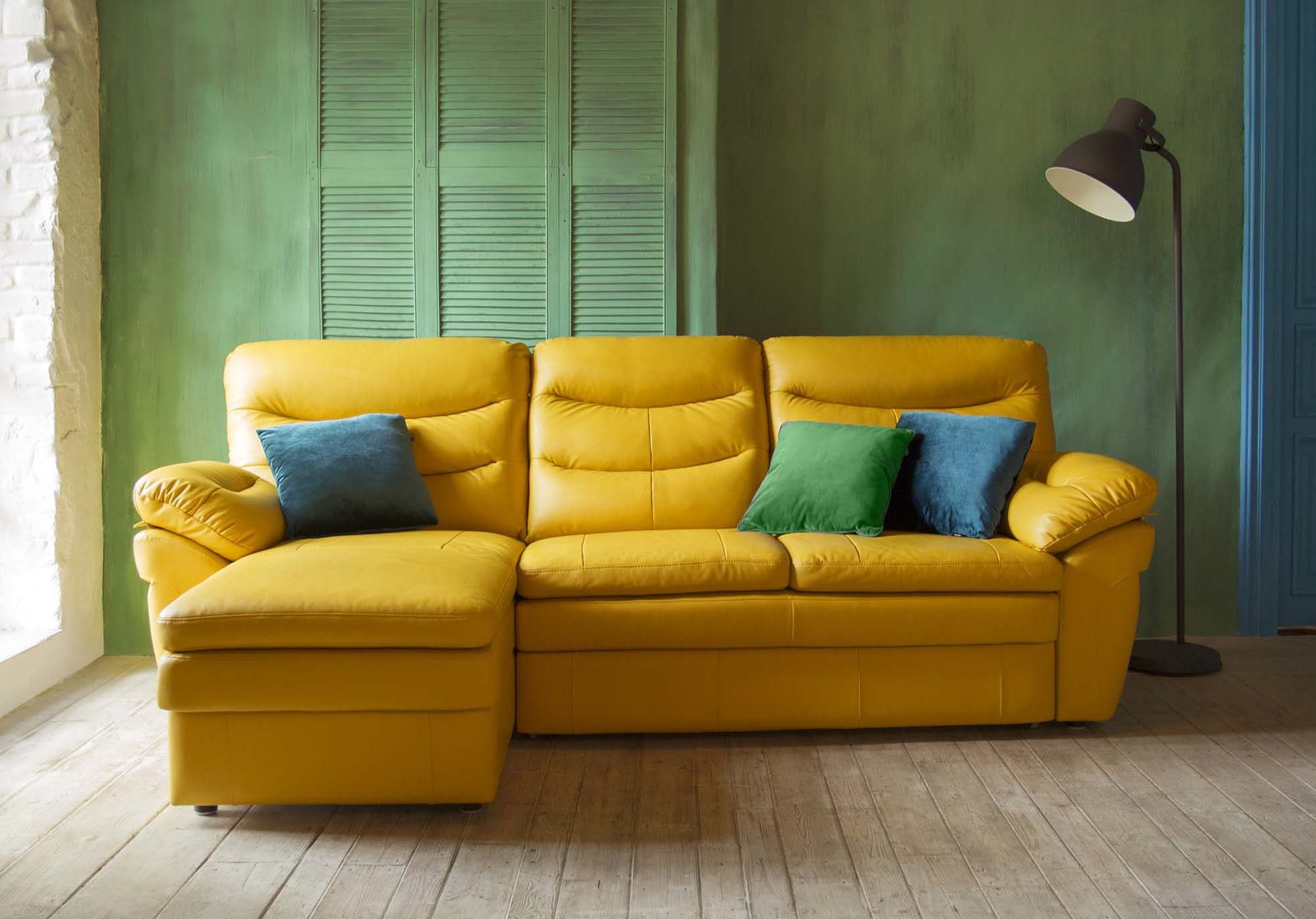 бирюзовый диван с желтыми подушками