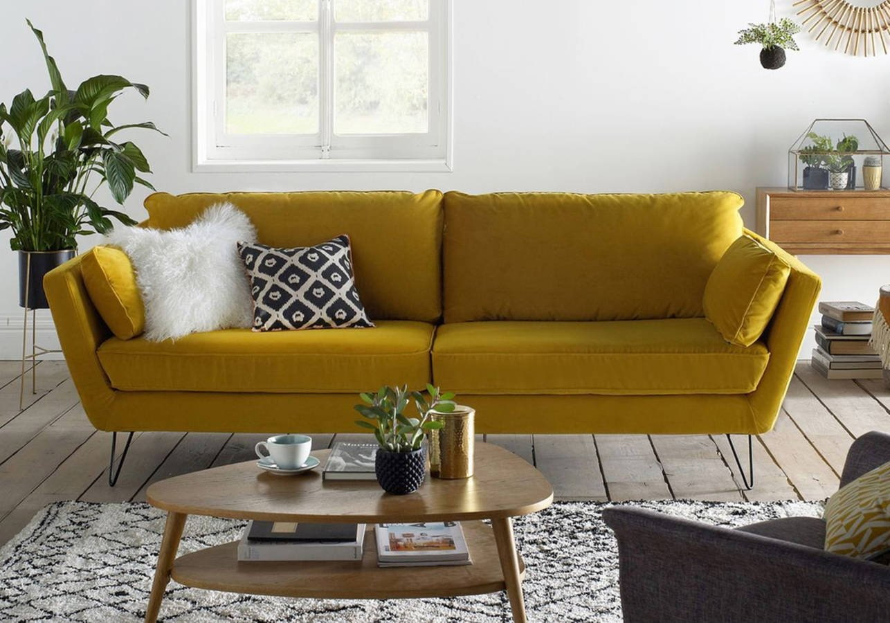 Сканди гостиная с желтым диваном