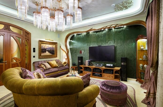 Горчичный диван обитый бархатом в гостиной в стиле модерн.