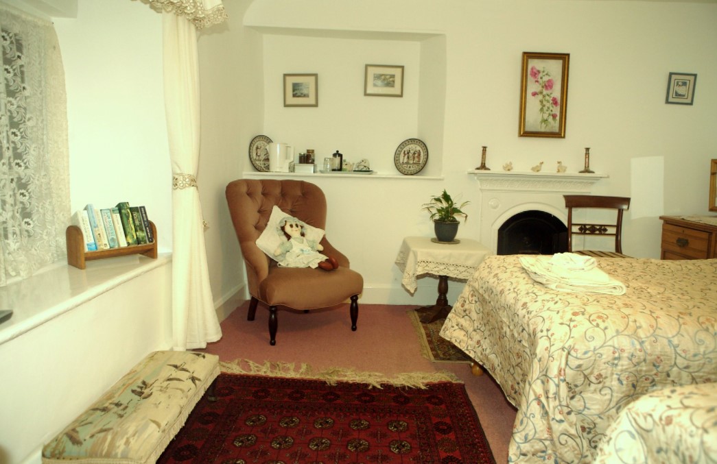 Для создания атмосферы уюта можно заместить на полочках в спальне декор