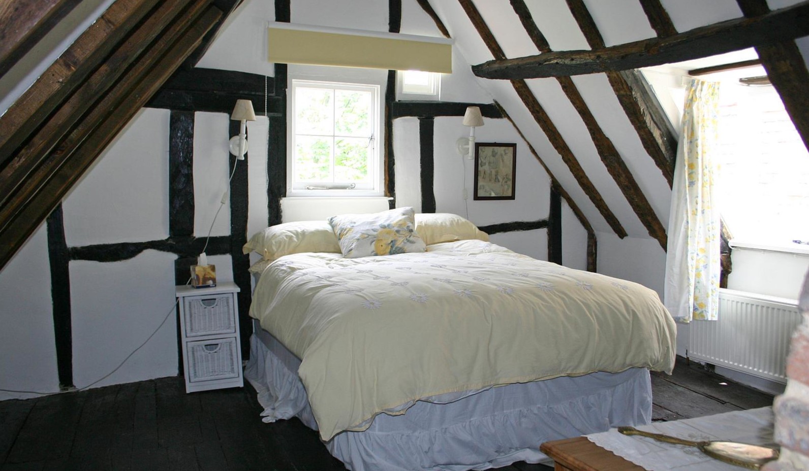 Уютную спальню для гостей можно создать на мансардном этаже
