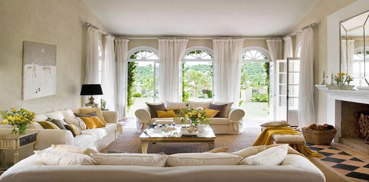 В интерьере просторной гостиной собраны все основные элементы французского стиля