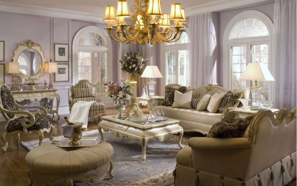 Мебель цвета слоновой кости и золоченые элементы – идеальные сочетания для гостиной во французском стиле