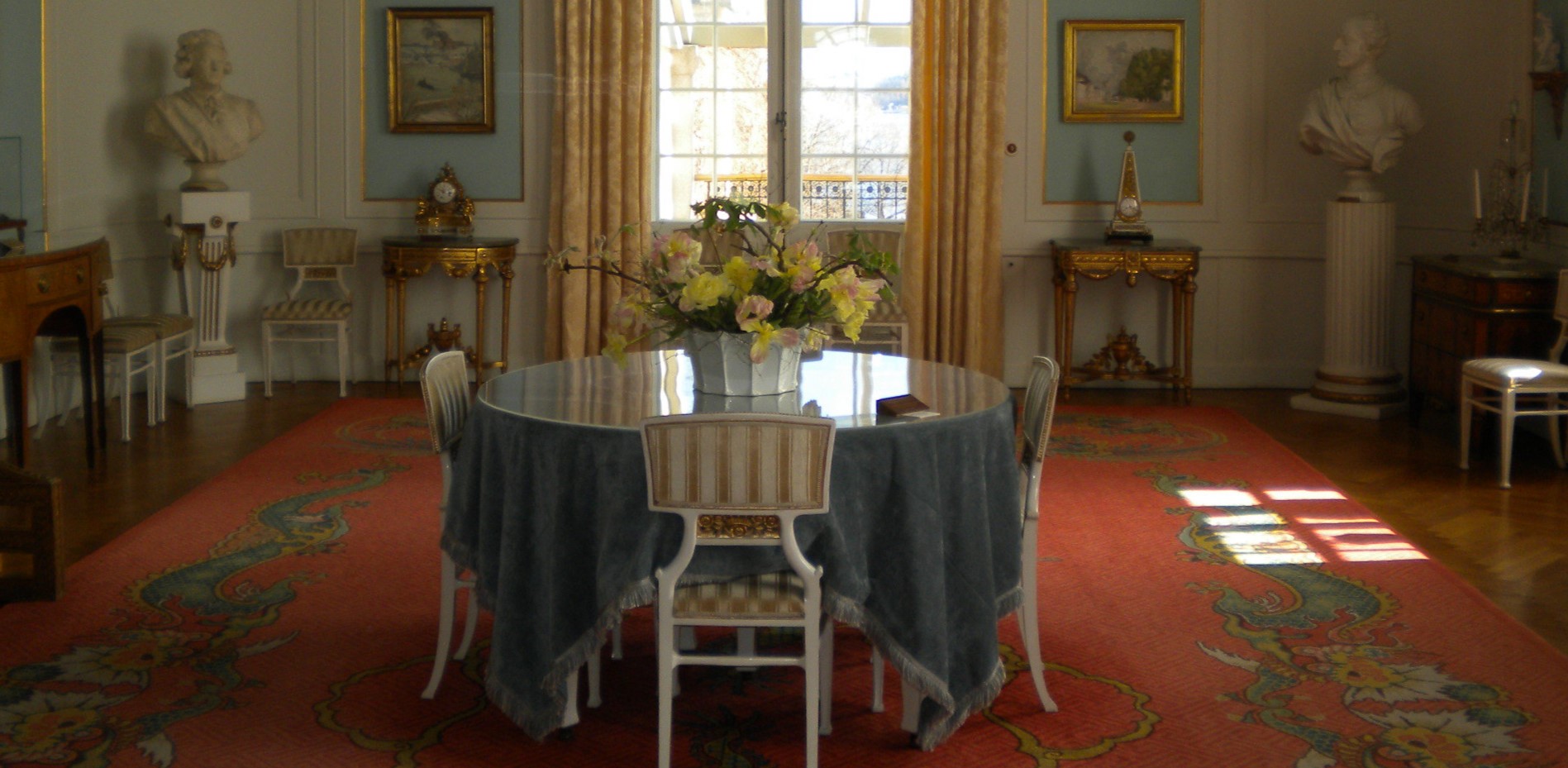 Мебель и декор золотого цвета добавят роскоши в английский интерьер