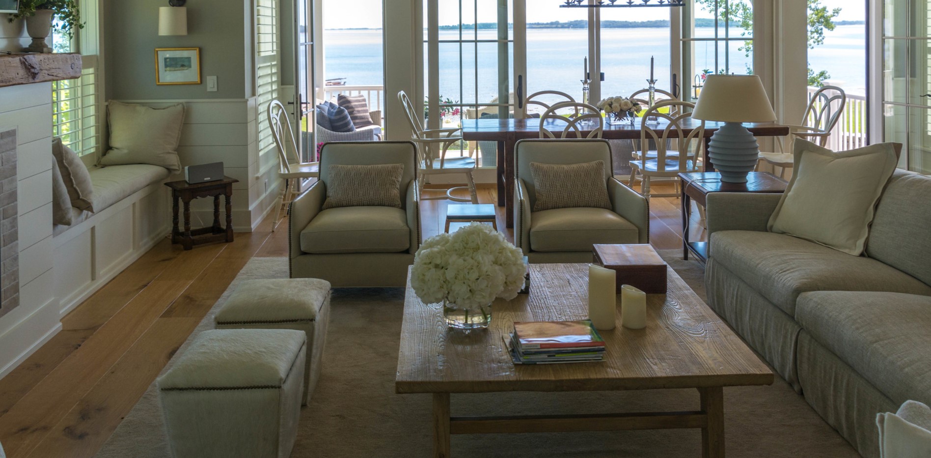 С помощью диванов и кресел можно выделить зону отдыха в гостиной
