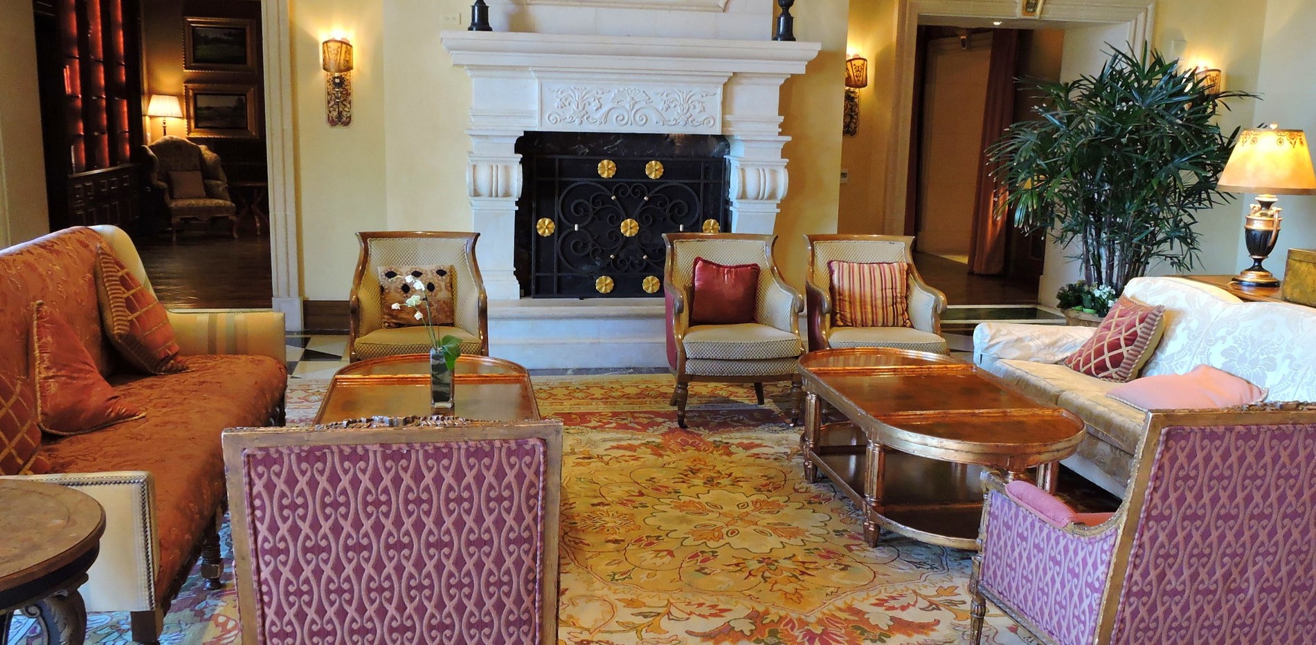 Кресла и диваны в английском стиле идеально дополняют интерьер гостиной
