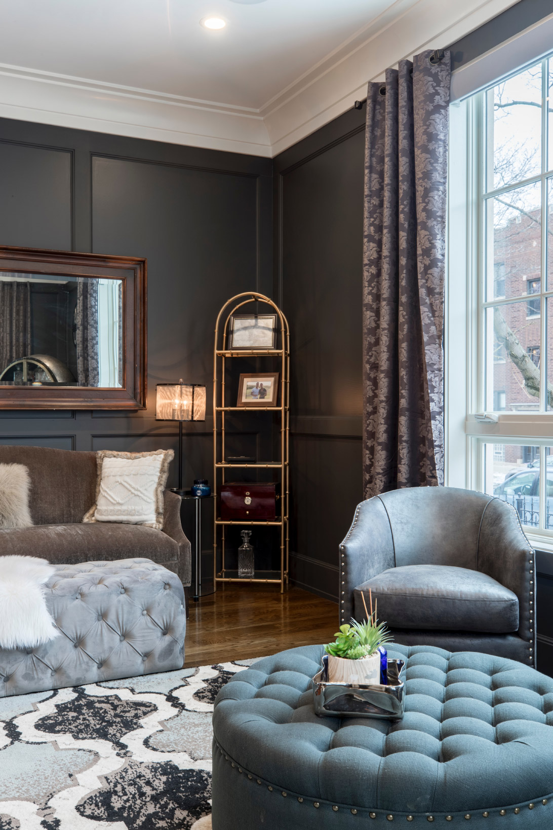 Дизайн интерьера гостиной в серых тонах с яркими акцентами