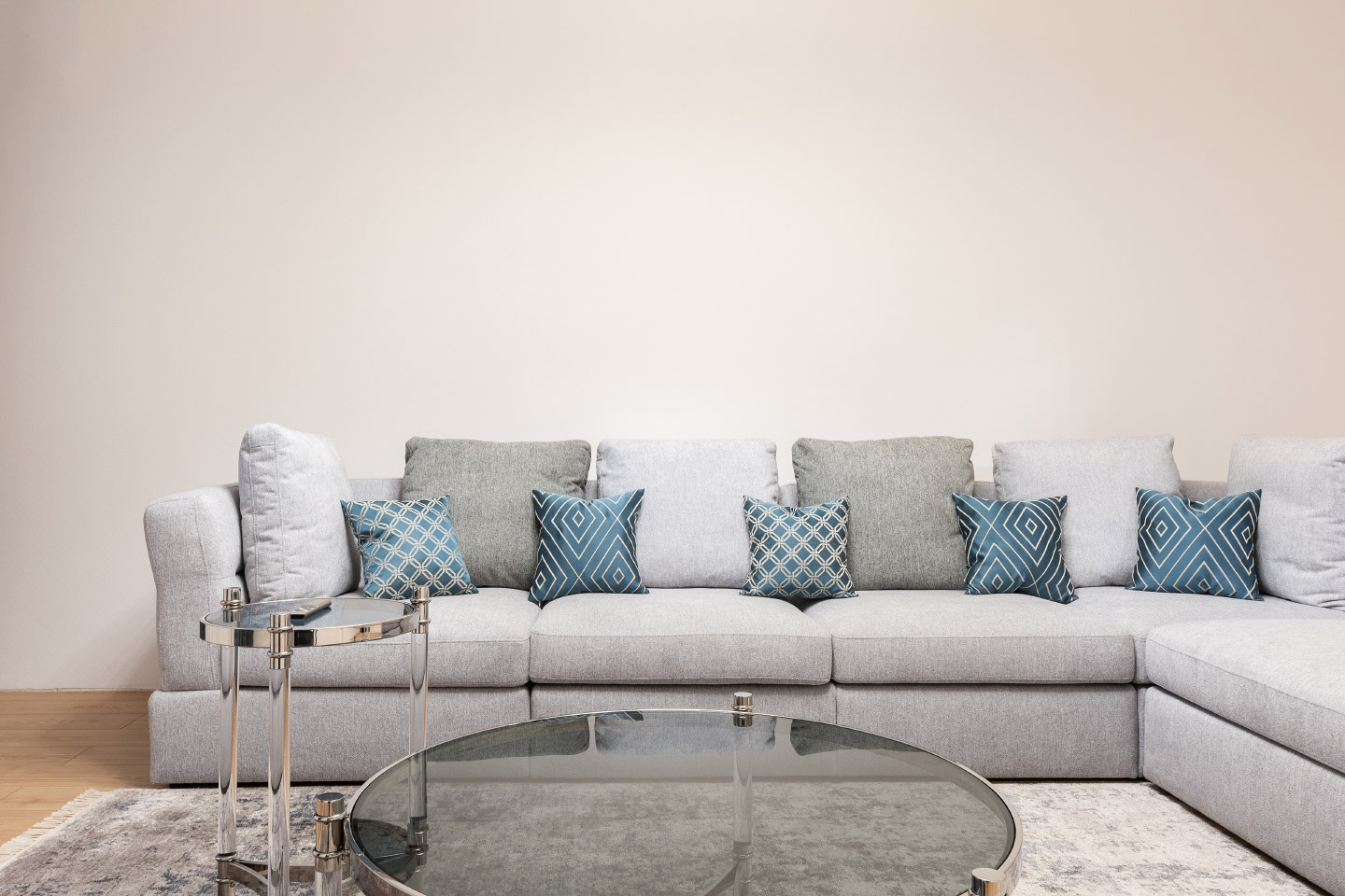 Серый модульный диван и прозрачный столик — идеальное лаконичное сочетание.