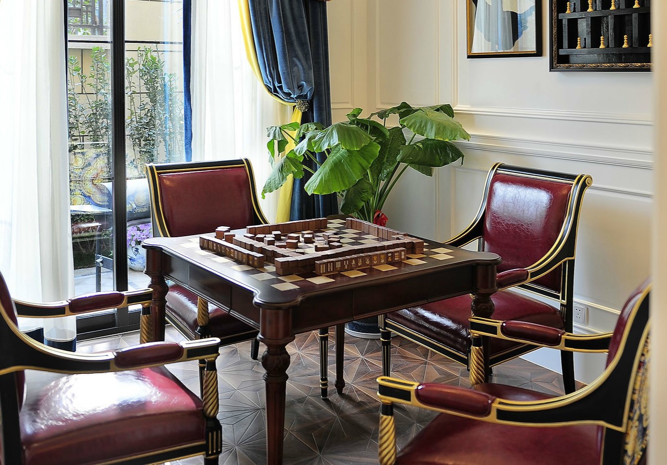 В кабинете можно поставить шахматный стол для отдыха