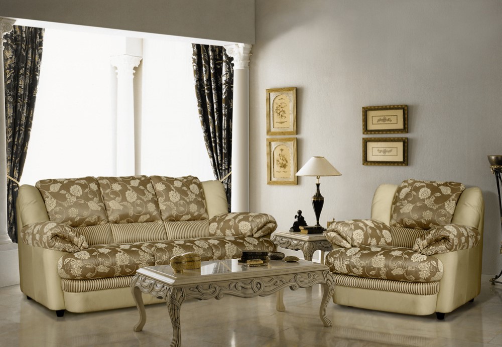В египетском интерьере можно использовать мягкую мебель бежевого и золотистого оттенка