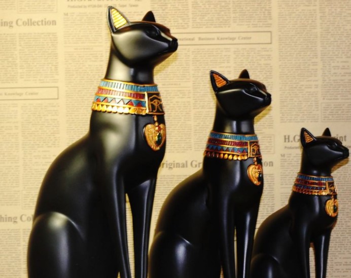 В египетском интерьере можно использовать фигуры черных кошек