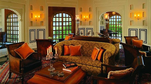 Английский стиль с добавлением черт индийского стиля в гостиной дома.
