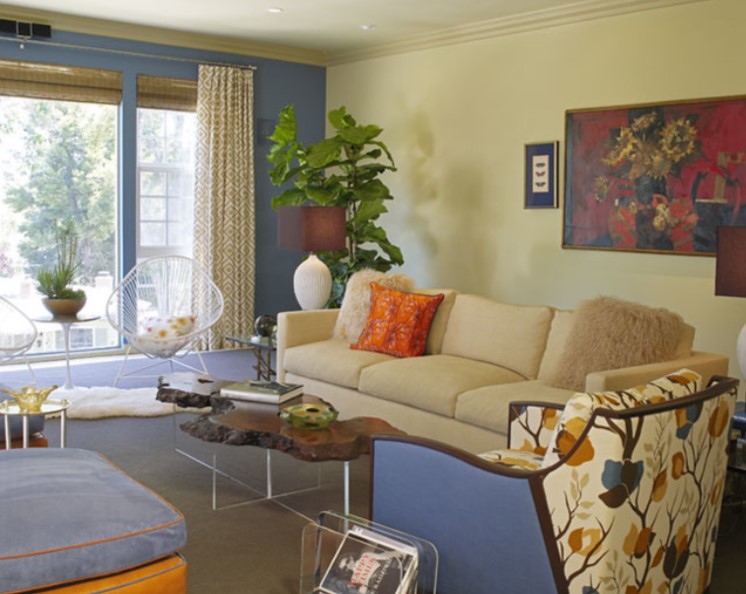 В интерьере можно использовать яркие картины и мягкую мебель с цветными принтами. 
