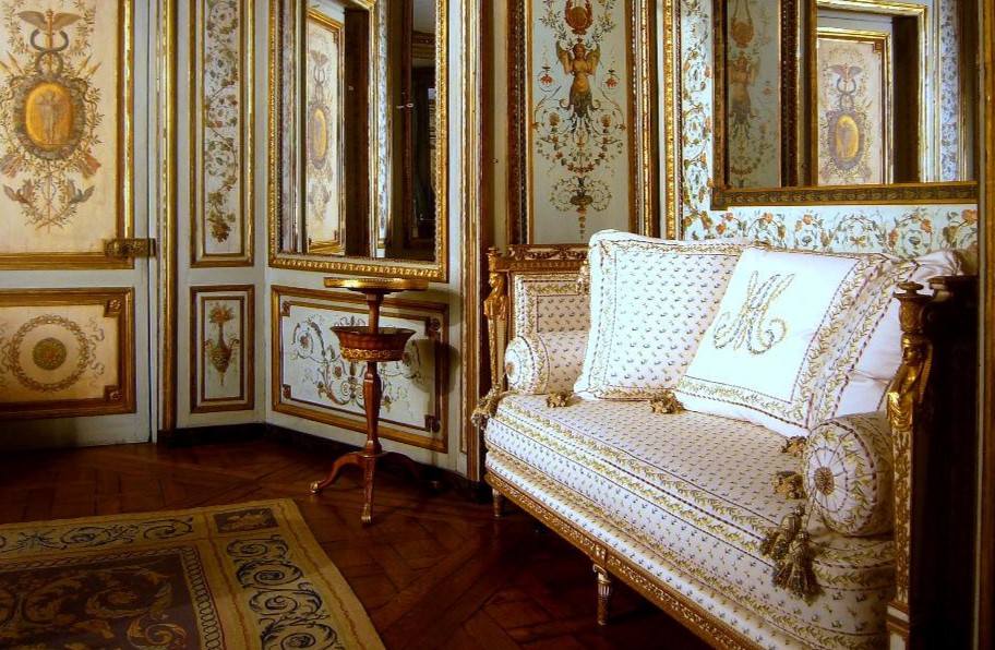 Роскошная мебель с золотыми вставками во французском стиле