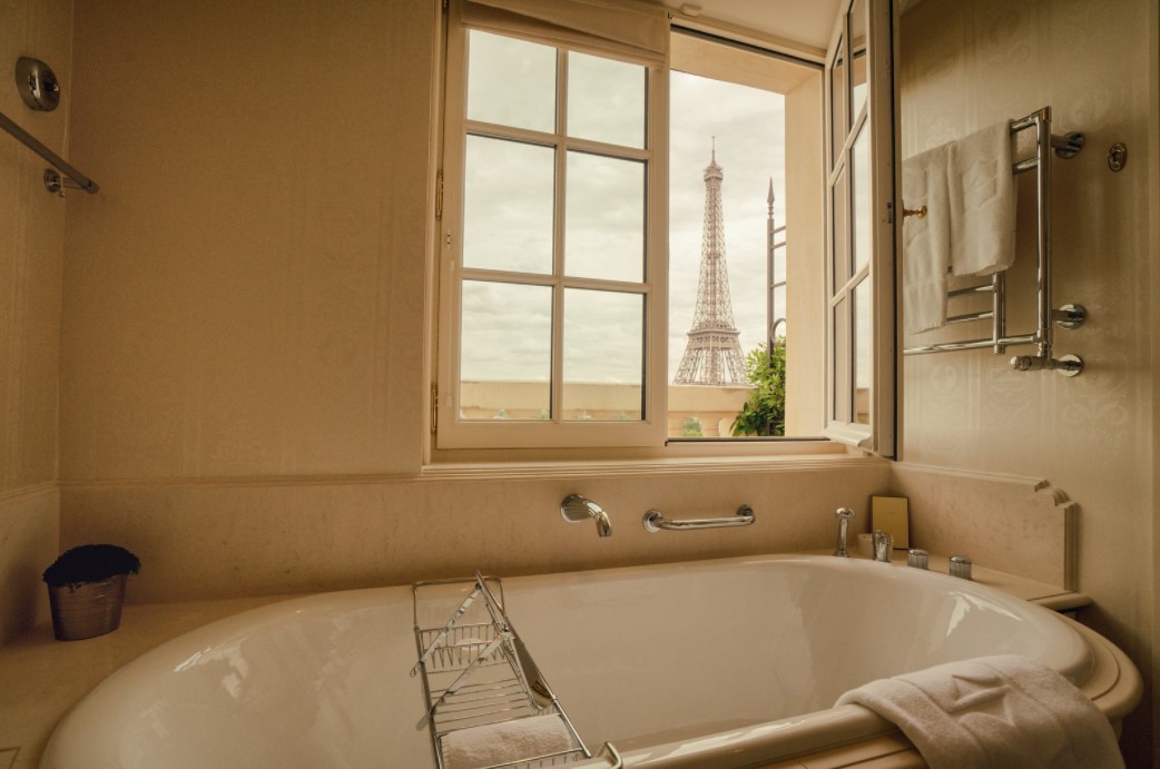 Бежевый цвет в оформлении французской ванной комнаты