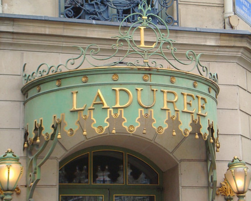Кондитерская Ladurée в Париже отличается атмосферным интерьером