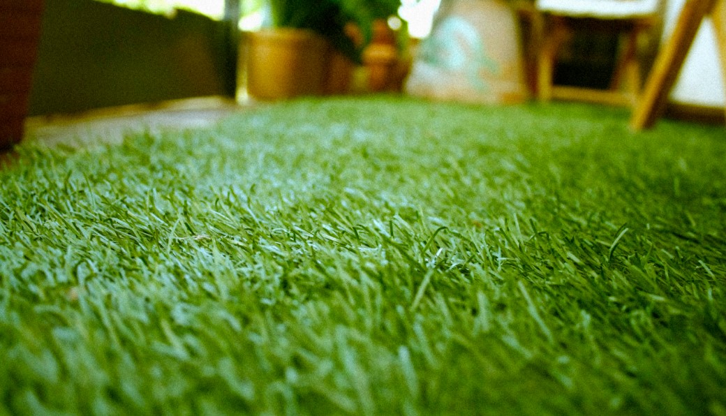 Искусственную траву можно легко чистить от пыли с помощью пылесоса