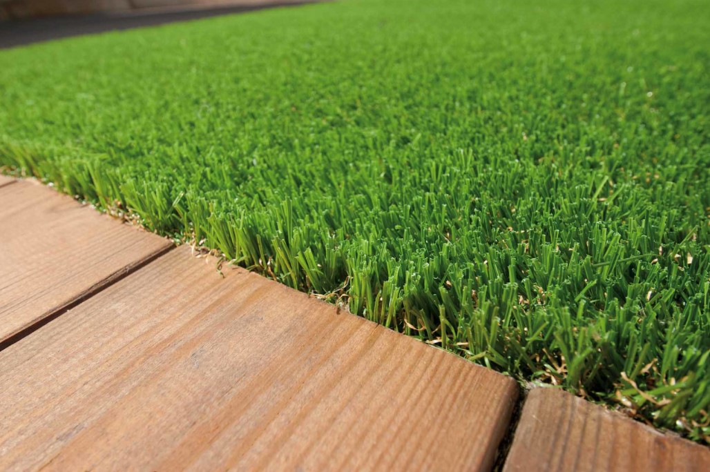 Декоративная трава на полу отлично гармонирует с деревянным покрытием