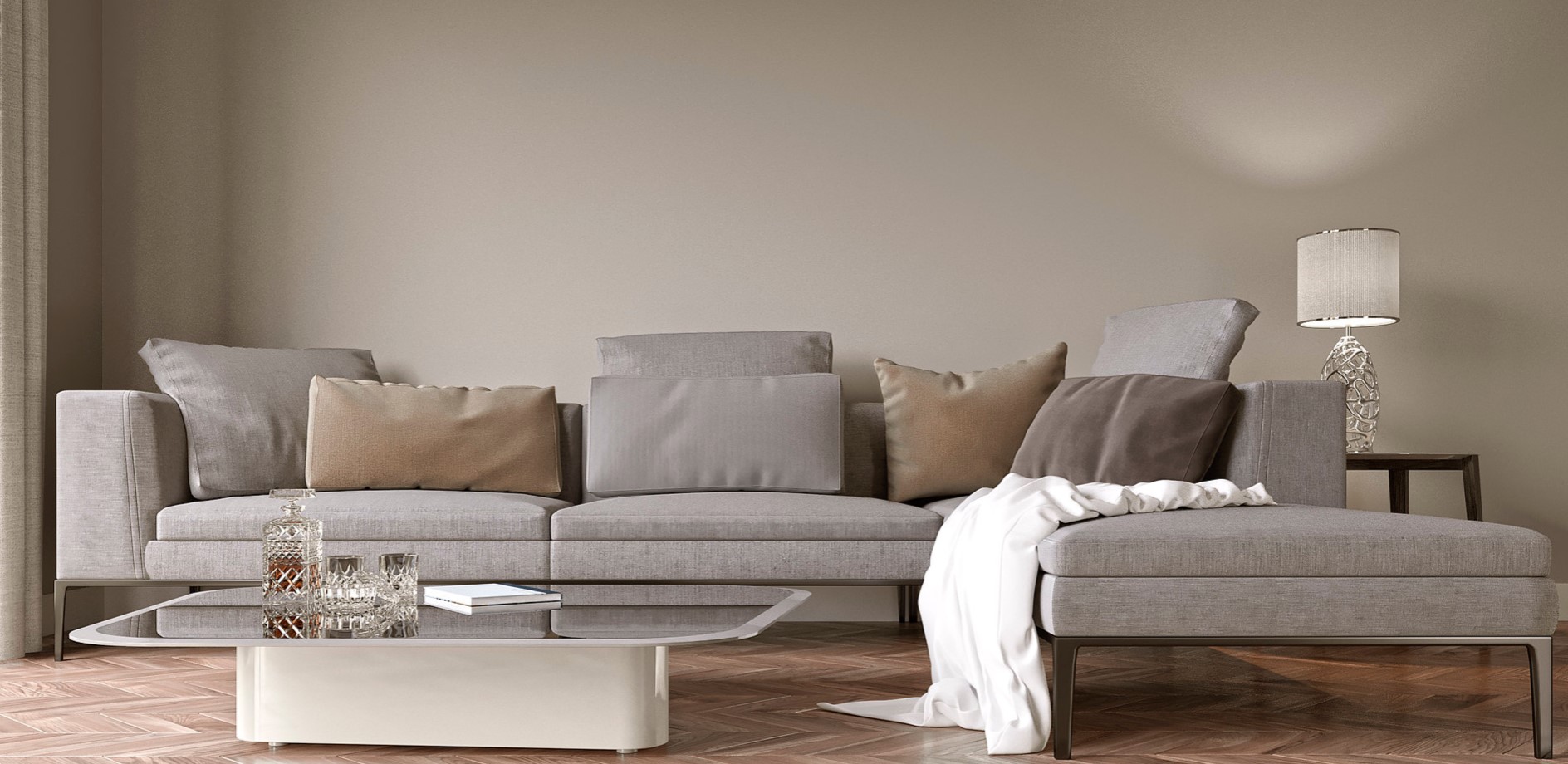 Серый диван отлично гармонирует с бежевой отделкой стен