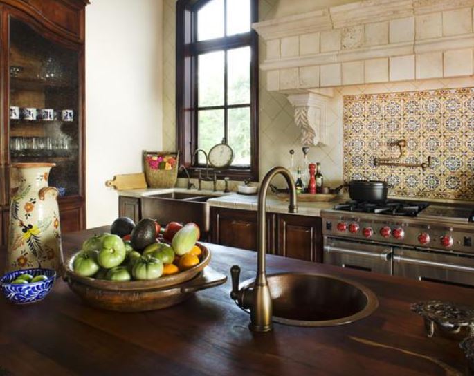 Кухня в итальянском стиле с использованием мозаики, изображающей орнамент