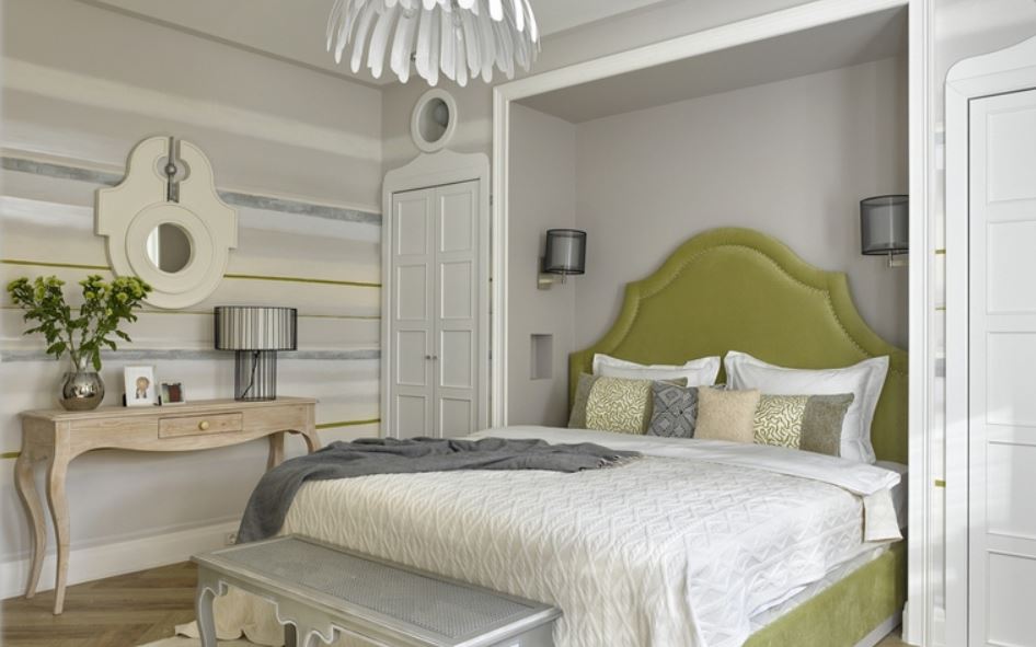 Серые, бежевые и оливковые оттенки в уютной спальне
