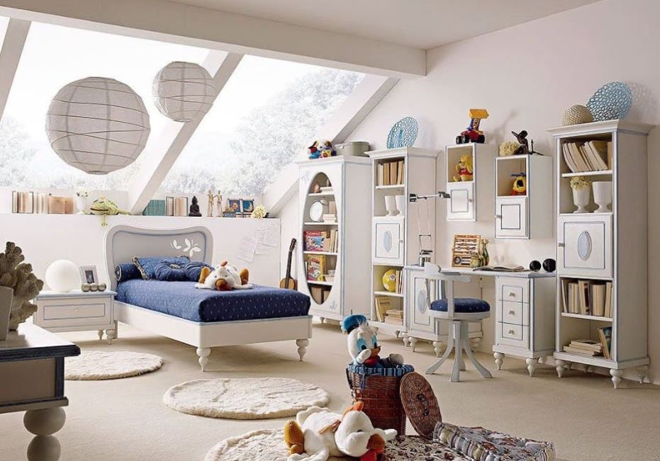 Симпатичное оформление детской комнаты для мальчика в бело-синих оттенках