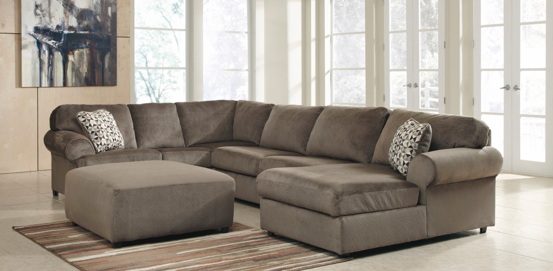 Однотонный диван темно-коричневого цвета идеально подойдет для современной гостиной