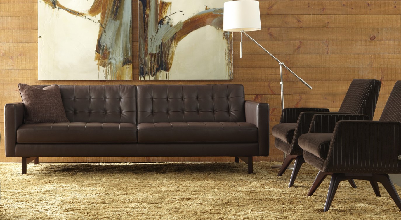 Коричневый кожаный диван подойдет для домашнего кабинета или библиотеки