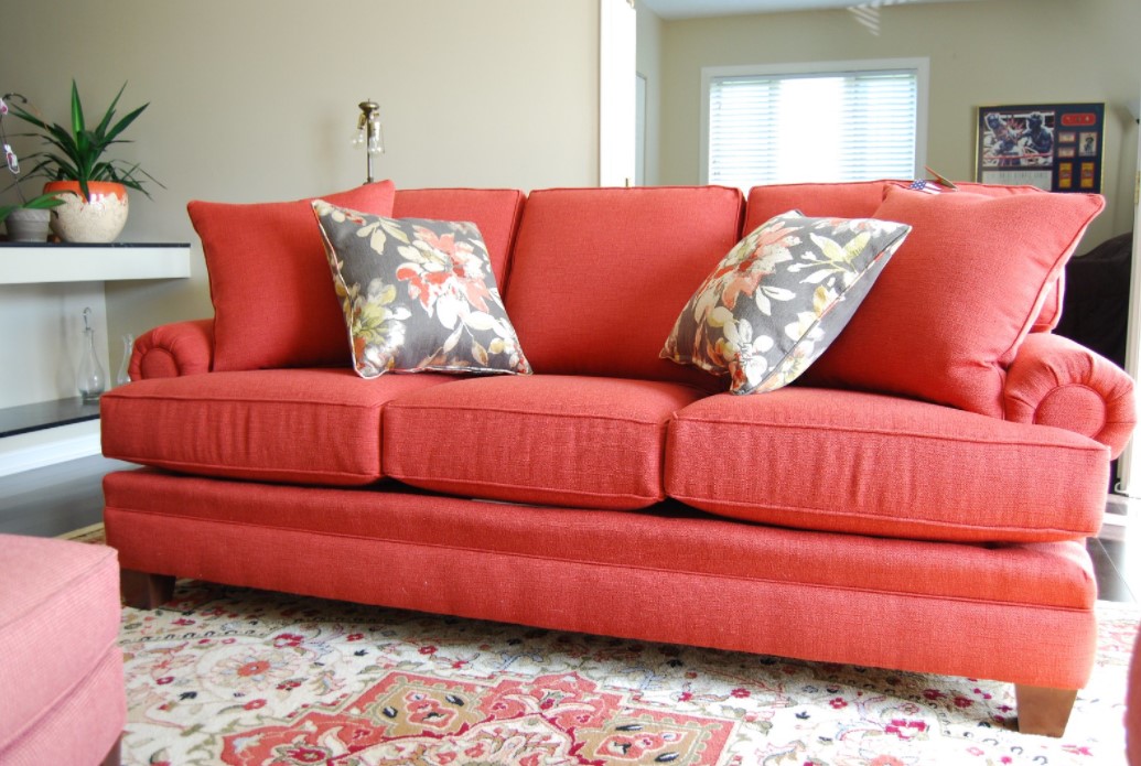 Красный диван будет стильно смотреться в белой комнате
